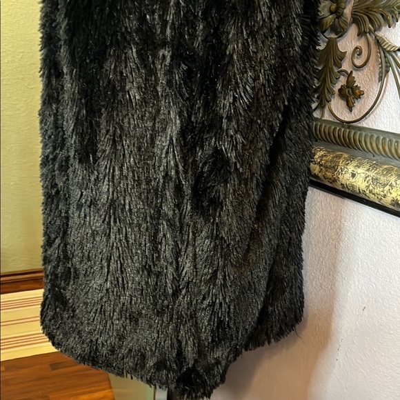 ❇️NWOT Angie Black Luxurious Faux Fur Vest - Stunning/ longer length Sz L - Picture 4 of 12
